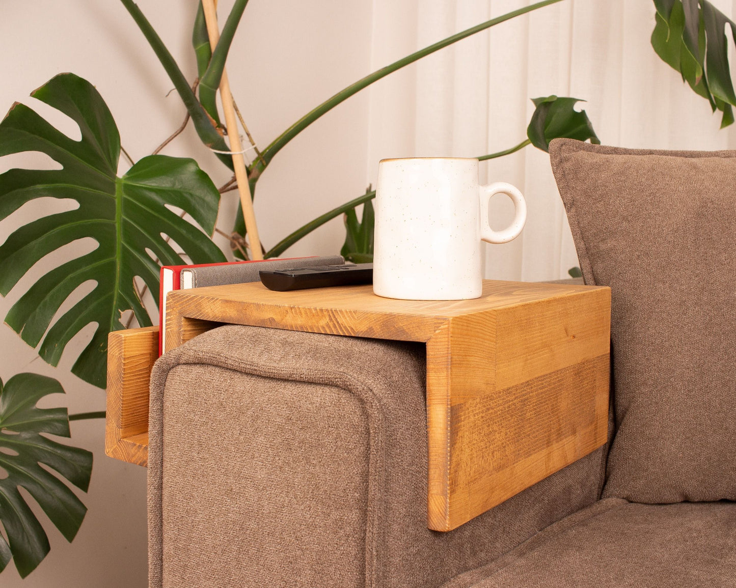 Table fonctionnelle avec accoudoirs en bois, table avec accoudoirs de canapé avec porte-revues